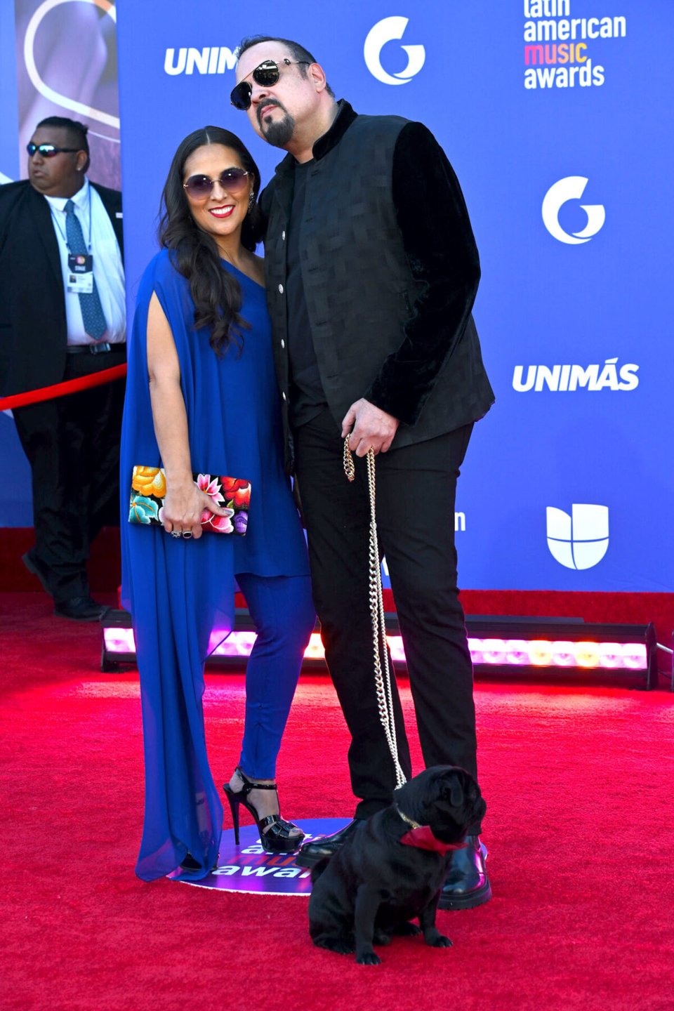 Pepe Aguilar junto a su esposa en alfombra roja