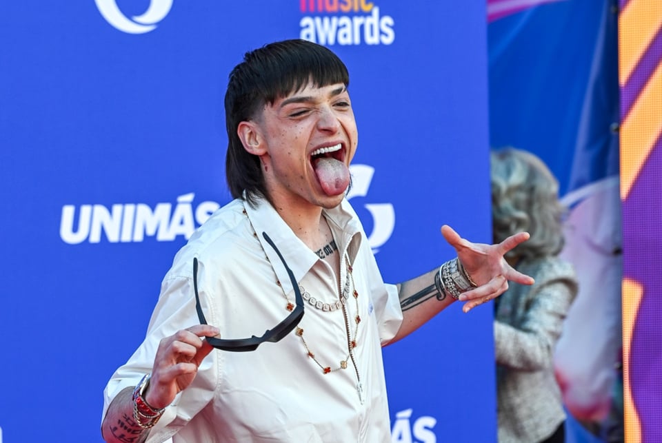 Peso Pluma, VMAs 2023, alfombra rosa, artista, moda