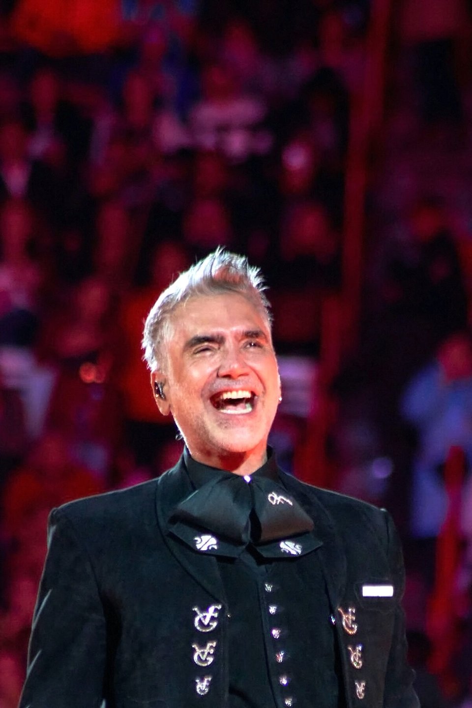 Alejandro Fernández aparece en piscina y ¿luce deteriorado?