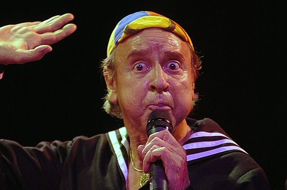 Carlos Villagrán sigue interpretando a Kiko a sus 78 años y es criticado (VIDEO)