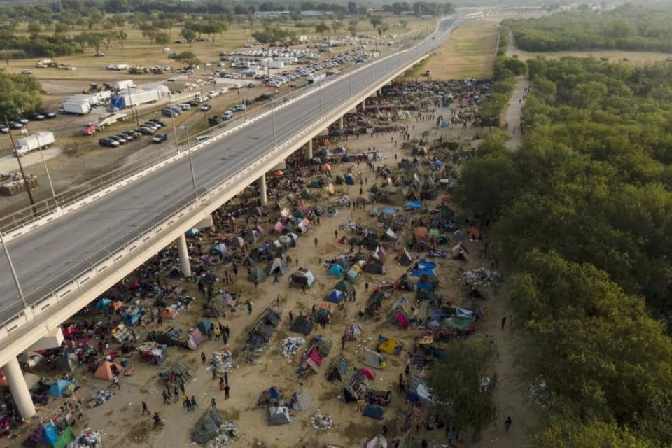 WhatsApp y redes sociales guían a migrantes haitianos a Texas