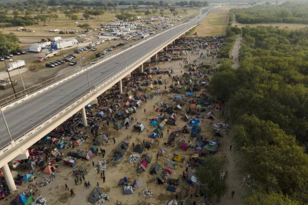 WhatsApp y redes sociales guían a migrantes haitianos a Texas