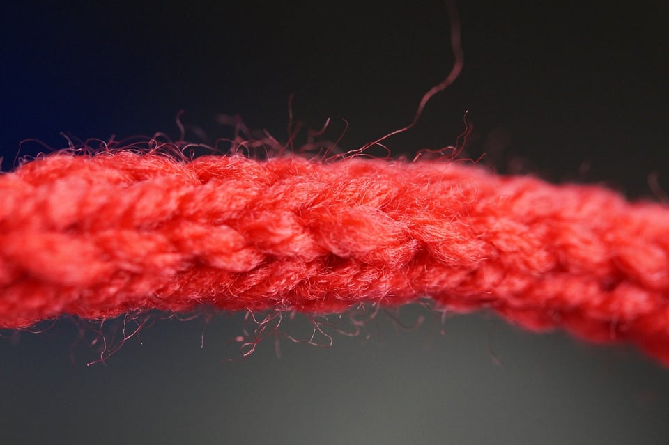 El secreto del hilo rojo: Descubre de dónde viene y para qué sirve featured image