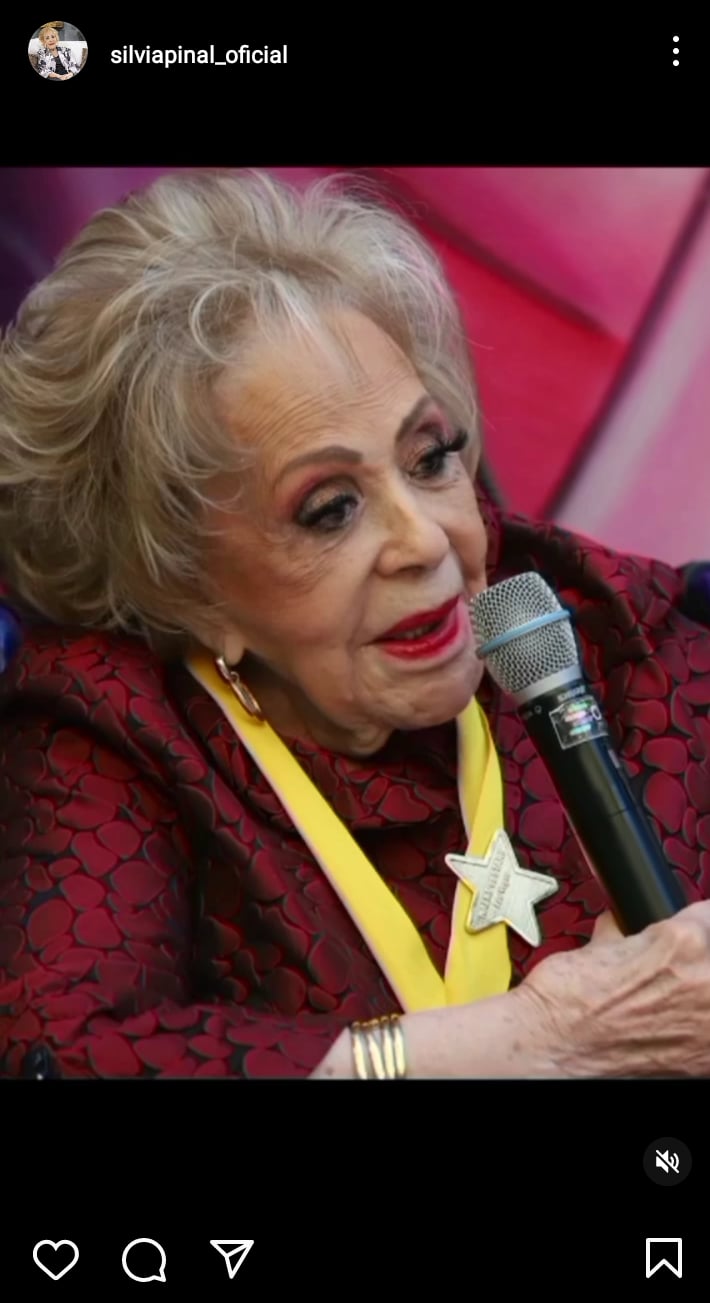 Silvia Pinal enseñando pierna