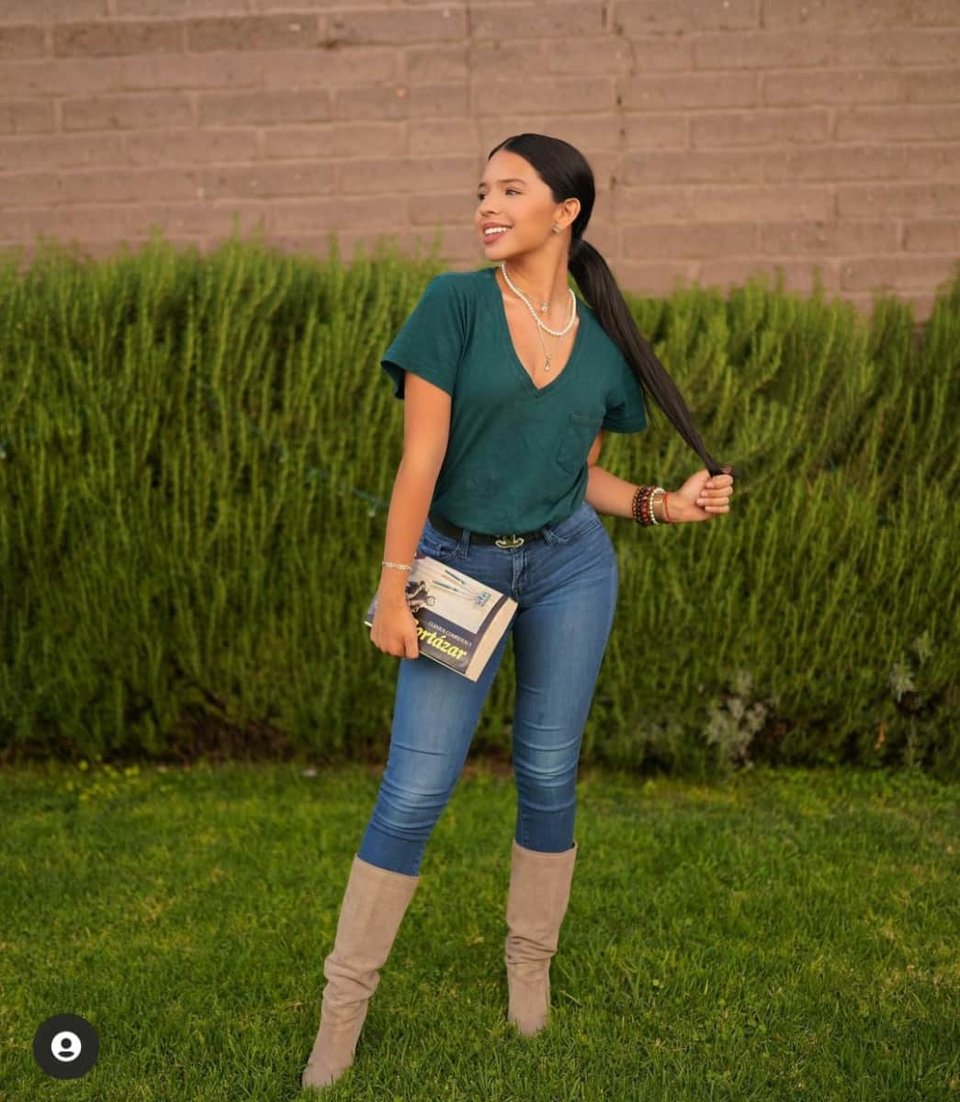 Ángela Aguilar poses in tight jeans and awakens compliments Daughter of Pepe Aguilar