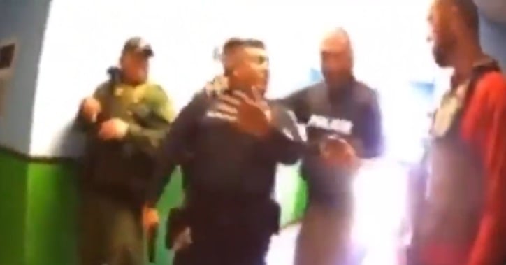 Video muestra cuando retienen al esposo de maestra asesinada de Uvalde