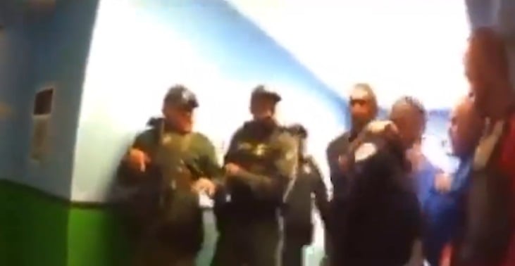 Video muestra cuando retienen al esposo de maestra asesinada de Uvalde