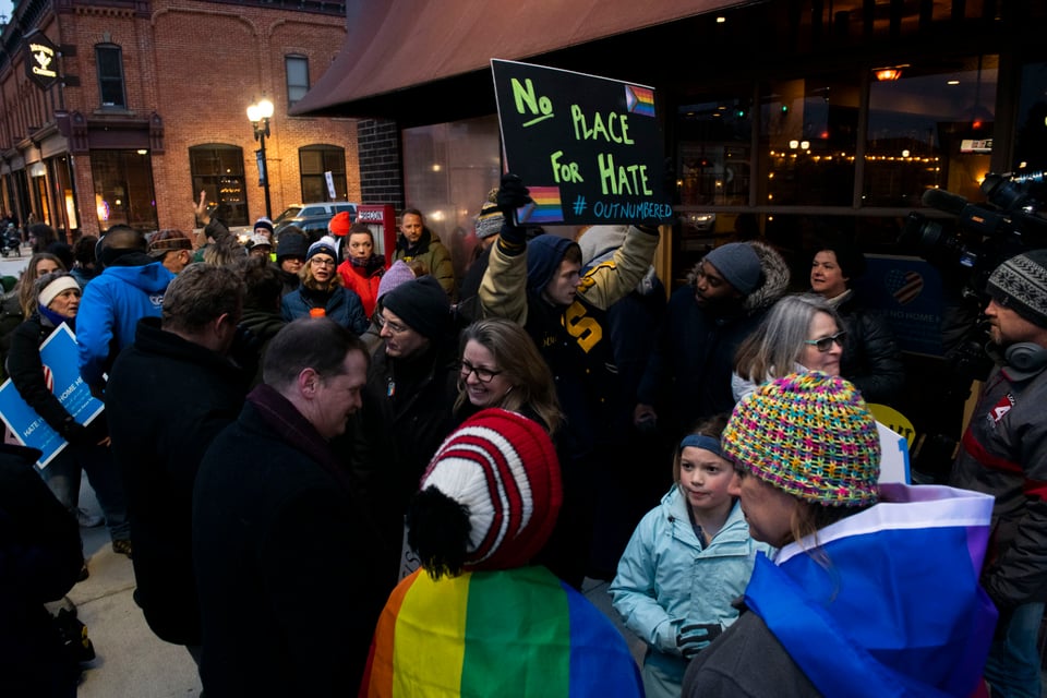 Protesta en Michigan después del ataque racista de un gringo a un hispano