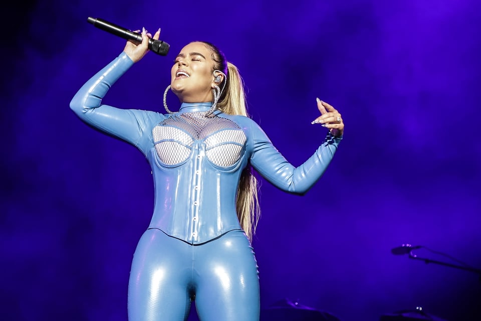 Karol G se quita el pudor y presume sus lechos, pero la luchadora ‘La Hiedra’ le aplica una llave con sus atributos (FOTOS)