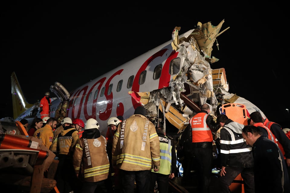 Avión se sale de la pista en Turquía y se parte en tres, 52 heridos