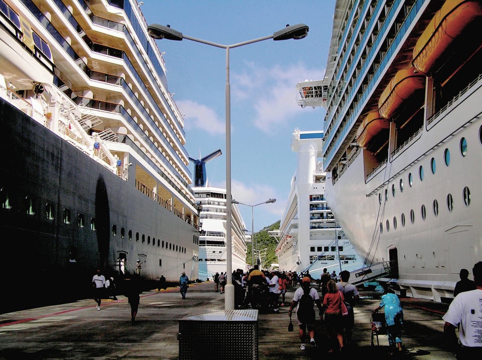 Crucero con 300 personas con brote gastrointestinal arriba al sur de Florida