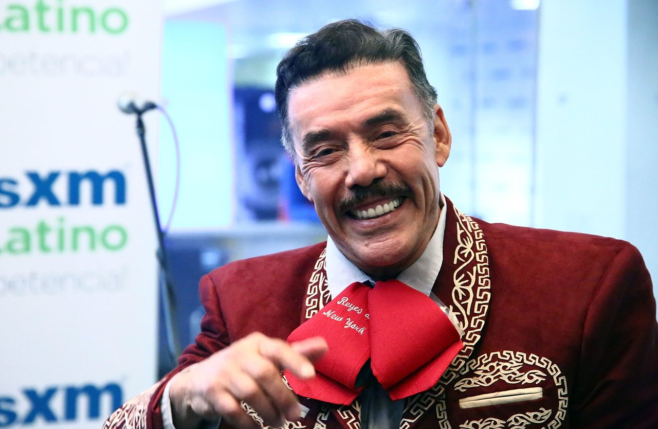 Carolina Sandoval le roba un beso a don Pedro Rivera en pleno programa en vivo