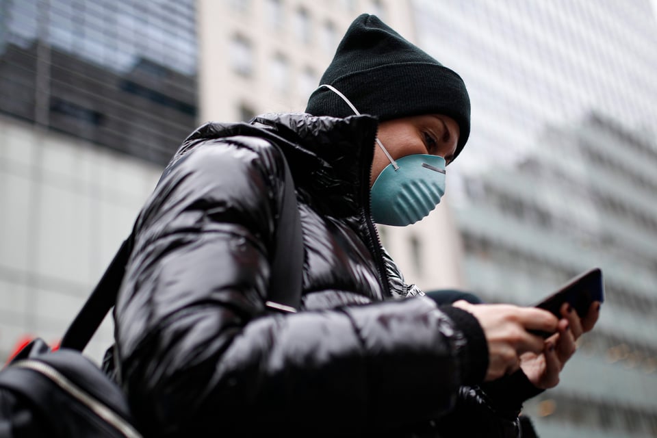 Advierten que no son sólo las manos, también hay que desinfectar el celular por coronavirus