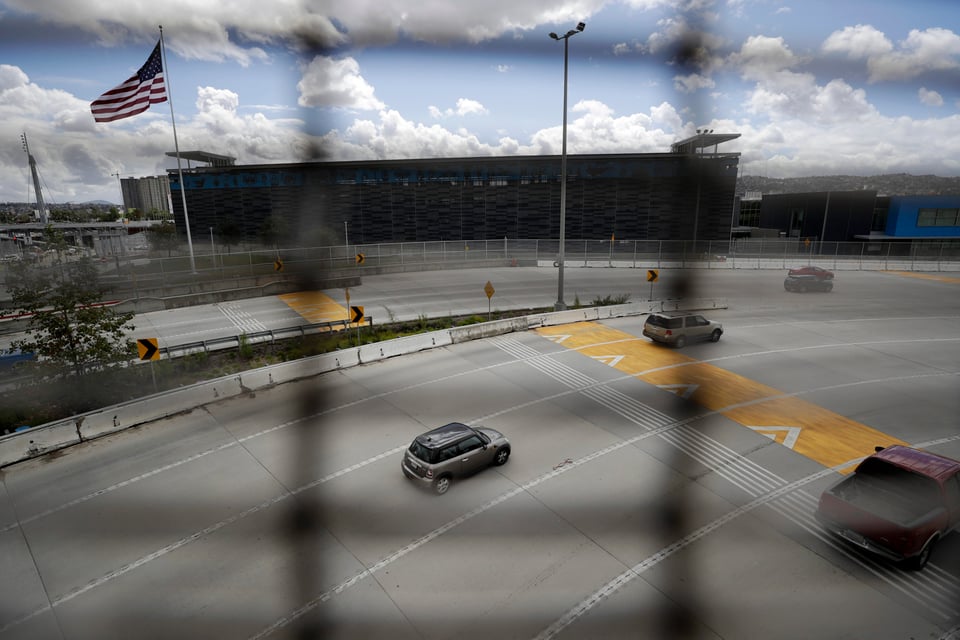 Cruces fronterizos: EEUU y México negocian plan para suspenderlos featured image