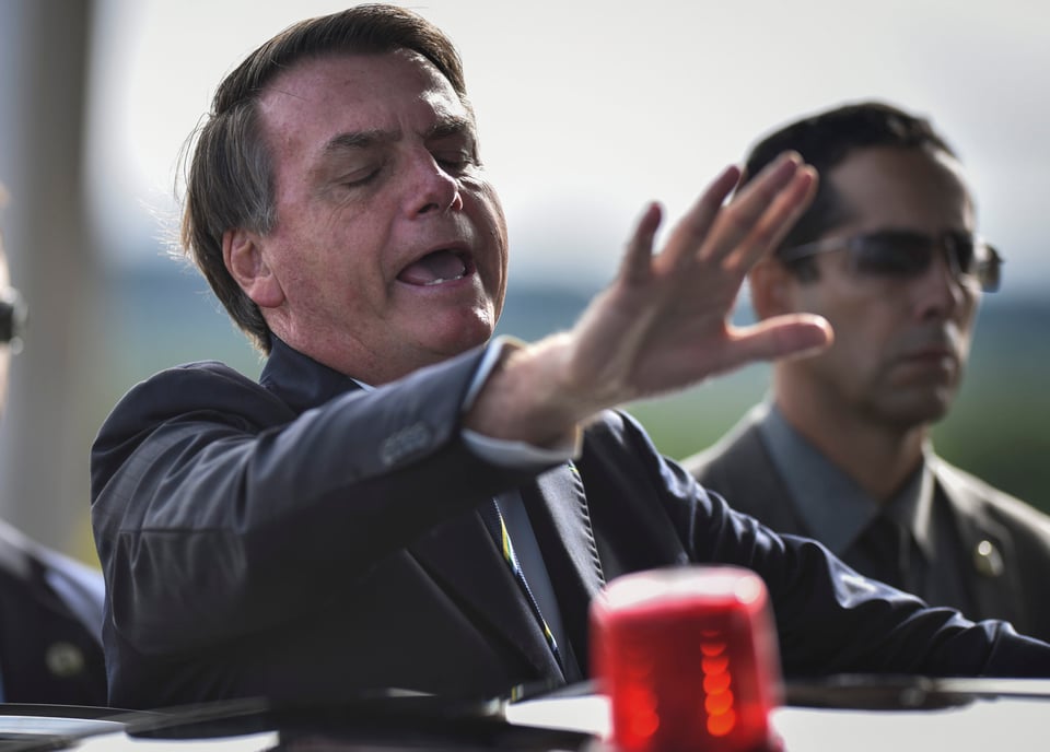 Presidente de Brasil insiste en que COVID-19 es un problema menor