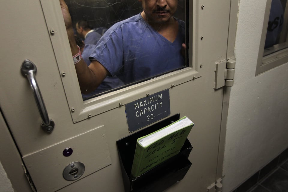 Hombre muere por aparente suicidio en centro de detención familiar de ICE