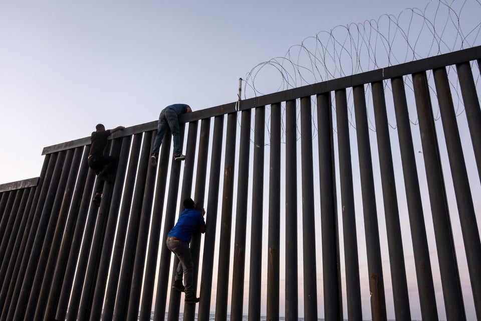 Muere indocumentada embarazada al caer de muro fronterizo featured image