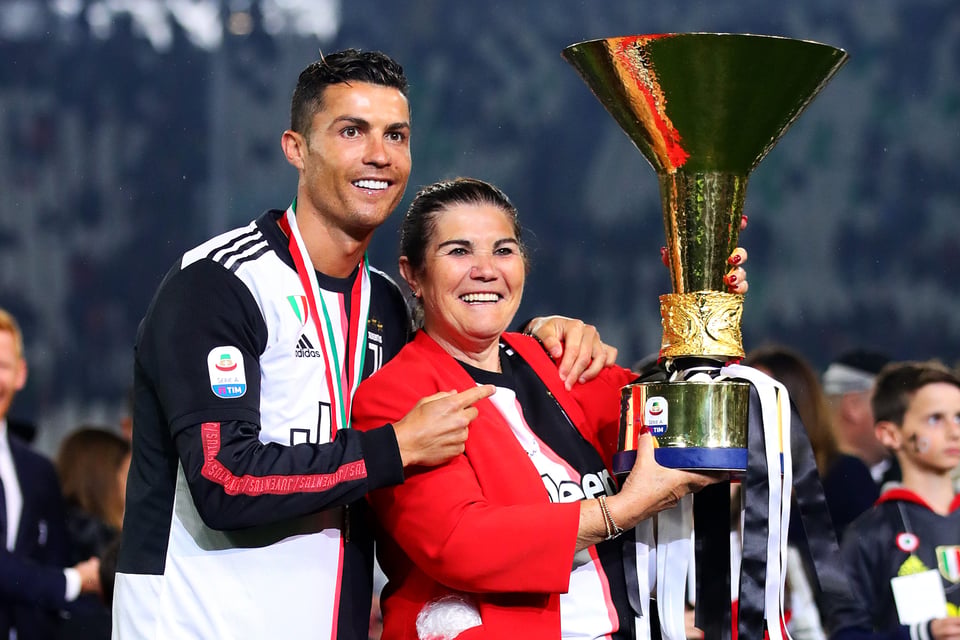 Mamá de Cristiano Ronaldo sufre accidente cerebrovascular, está hospitalizada, pero consciente y estable