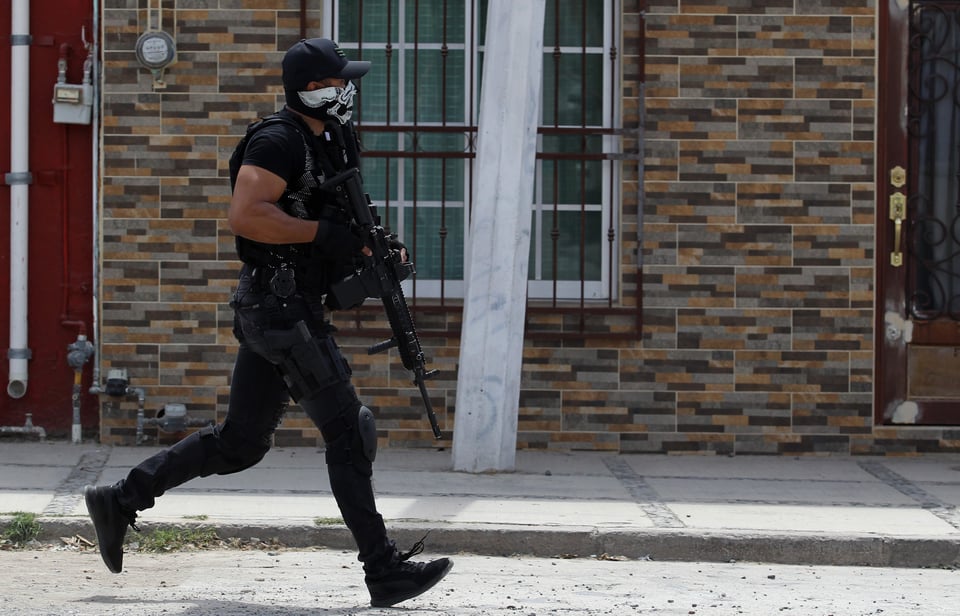 Sicarios graban muerte de dos personas, mujer reconoce a asesino como su hijo y lo denuncia ante las autoridades