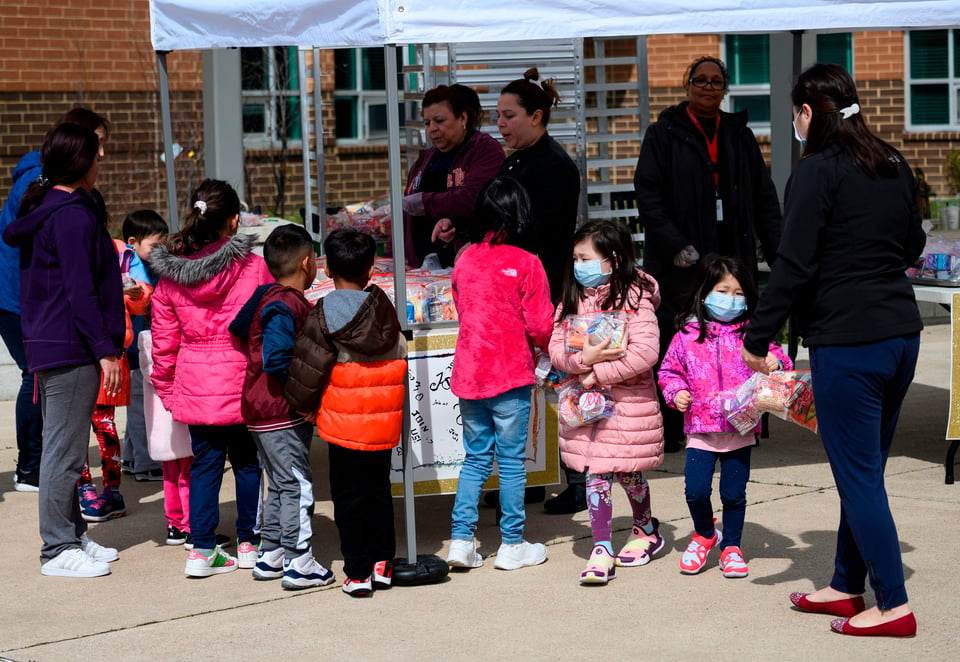 Conoce dónde se pueden adquirir las comidas escolares en los principales estados de EE. UU. durante el cierre por coronavirus