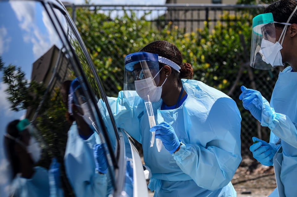 Florida monta hospitales de campaña contra coronavirus