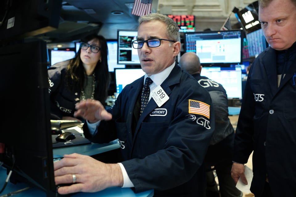 Mercados financieros caen en picada debido al coronavirus