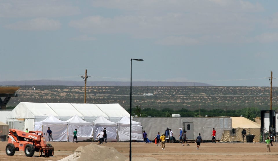 Trump planea crear 13 centros de cuarentena para migrantes en la frontera por coronavirus