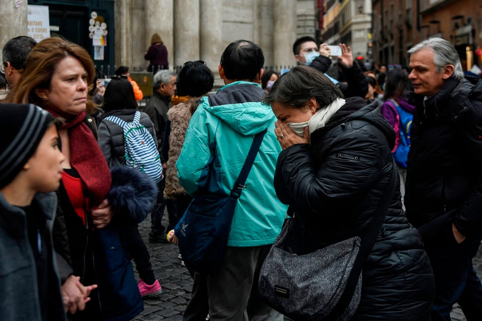 Gotas de estornudos van más lejos de lo deseado y permanecen más en el aire