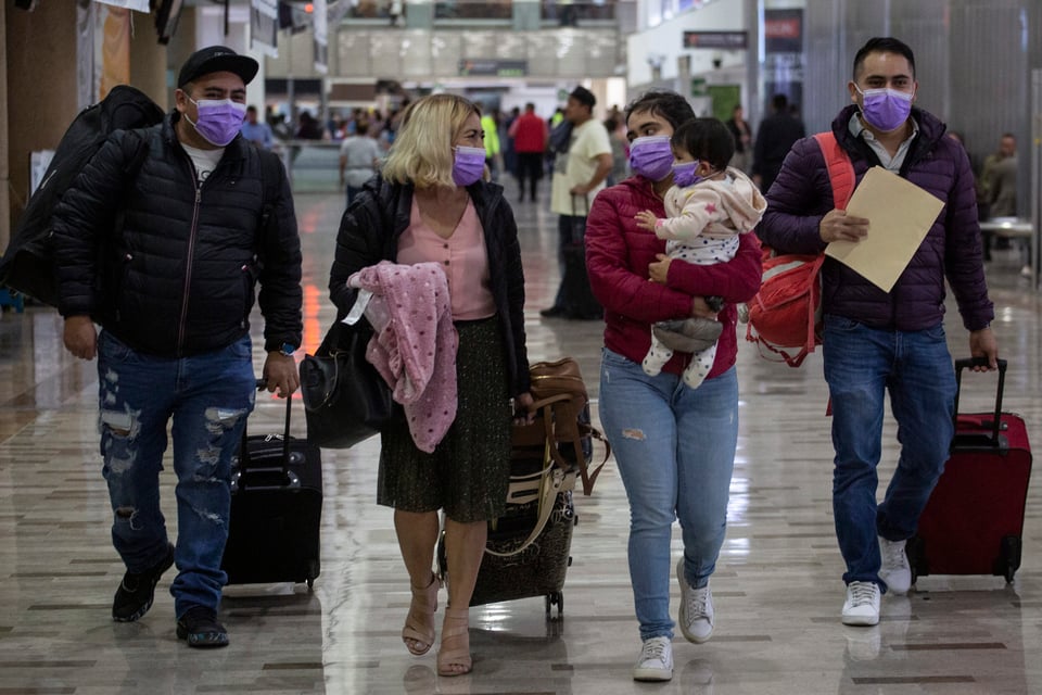 México pide a sus migrantes en Estados Unidos no regresar de momento por el coronavirus