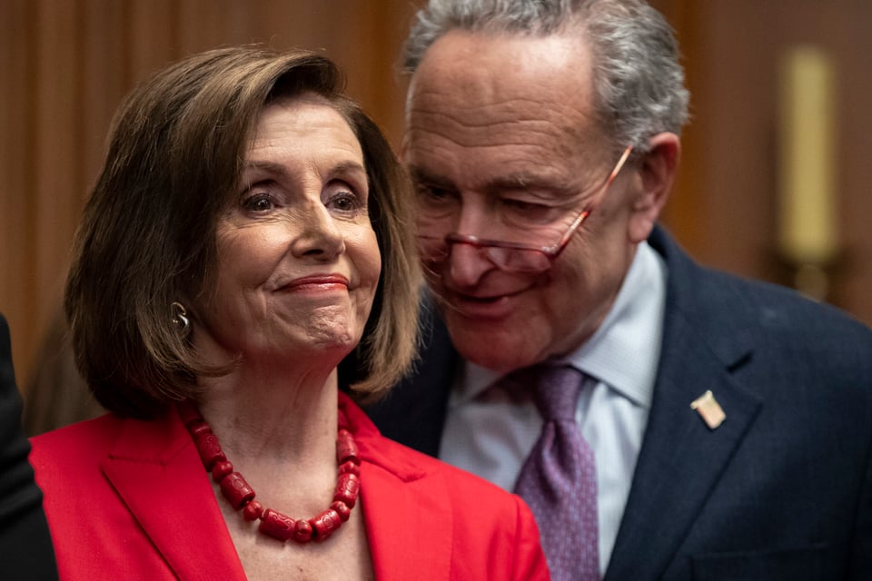 Nancy Pelosi y Chuck Schumer apoyan que «familias mixtas» reciban ayuda por coronavirus