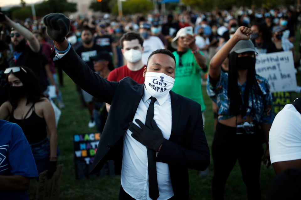 Acusan a dos policías de ataque tras video donde golpean a manifestante en Buffalo