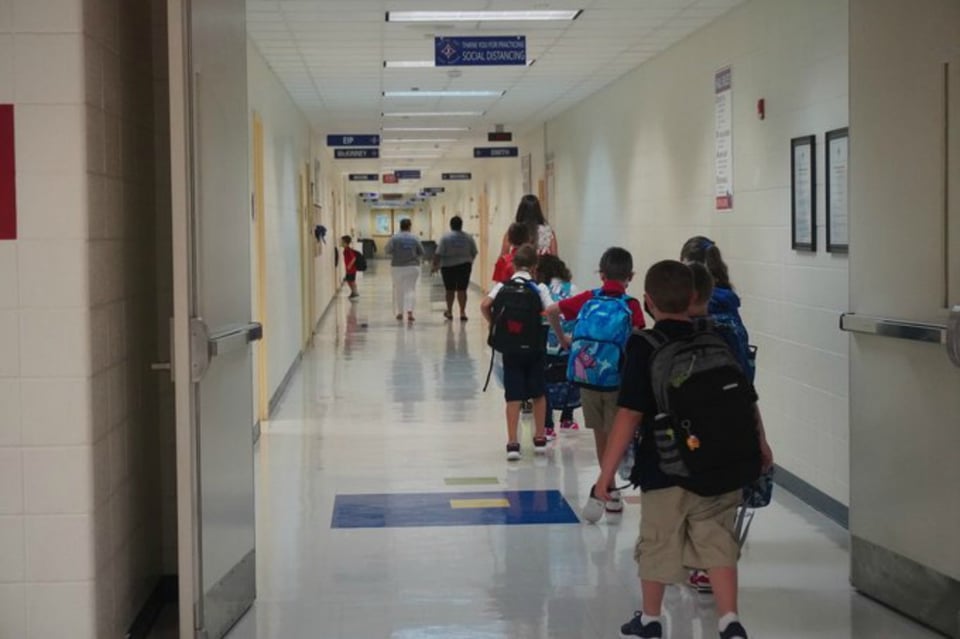 Georgia: Más de 2,000 estudiantes en cuarentena en condado de Cherokee y superintendente advierte posible cierre