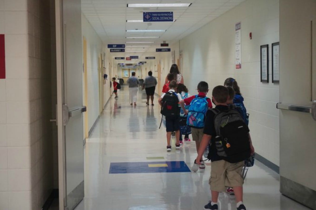 Georgia: Más de 2,000 estudiantes en cuarentena en condado de Cherokee y superintendente advierte posible cierre.