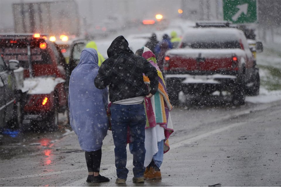 Accidente de 54 vehículos cierra parte de autopista en Chicago; hay 14 personas heridas featured image
