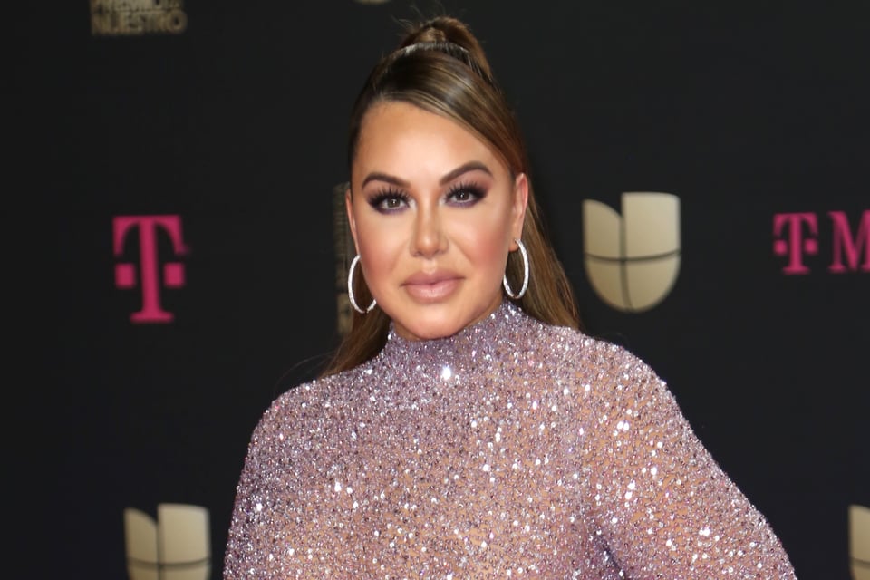 La foto más sexy de Chiquis Rivera desde la cama y en bata de seda… ¿sin ropa interior? (FOTO)