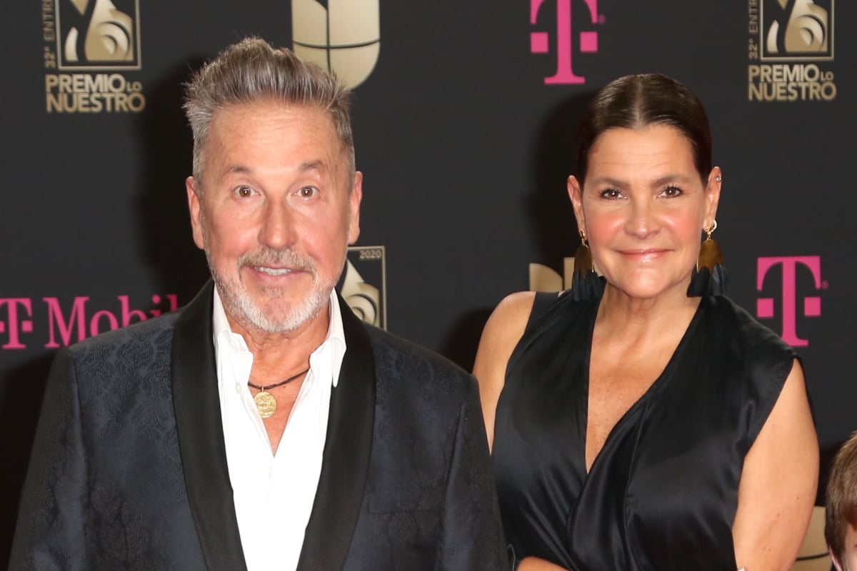 Esposa de Ricardo Montaner enseña pierna en escandaloso vestido de boda por su aniversario (FOTO)