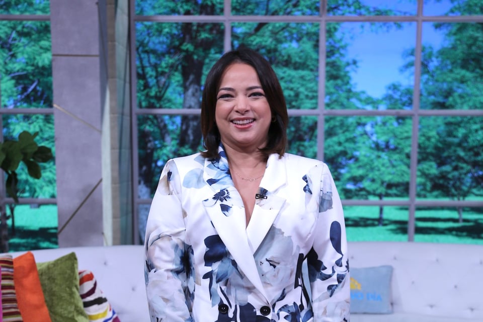 Mientras Adamari López es humillada por traje que le queda grande, la esposa de Luis Fonsi la ‘acaba’ en traje de baño (FOTOS) featured image