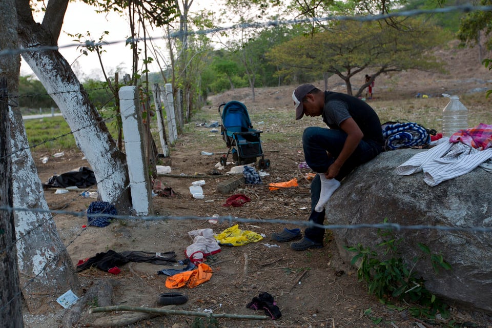 La angustia crece en la caravana migrante tras gran redada en México