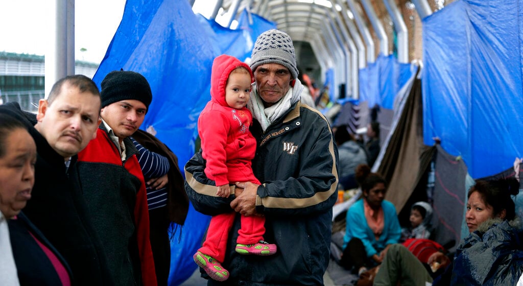 EE.UU. comienza a aplicar norma para denegar asilo a inmigrantes en frontera