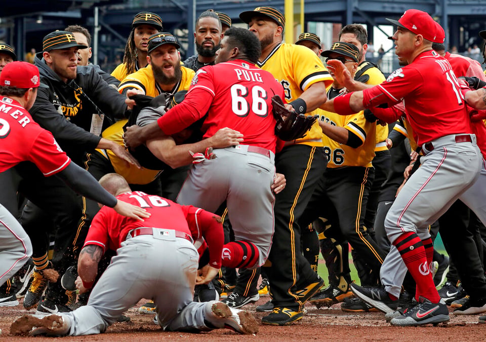 Puig protagoniza trifulca en derrota de Rojos ante Piratas (VIDEO)