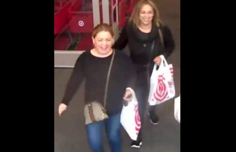 SE BUSCA: Dos mujeres roban cartera de anciana y gastan $5 mil en 30 minutos en Florida featured image