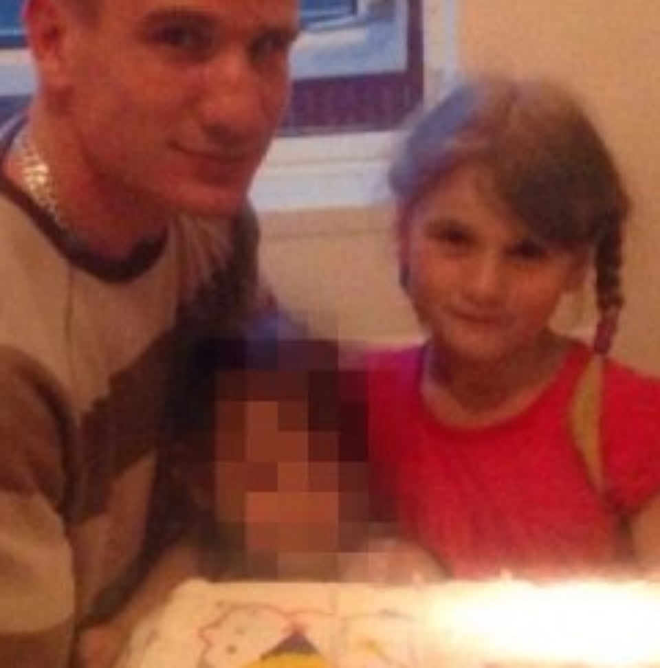 Violada por su padre cuatro veces por día desde los 6 años