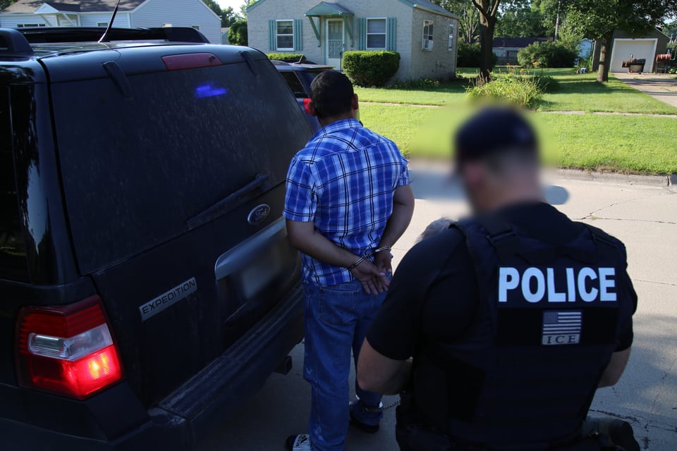 ¿Cómo lidiar con oficiales de ICE si llegan a tu casa?