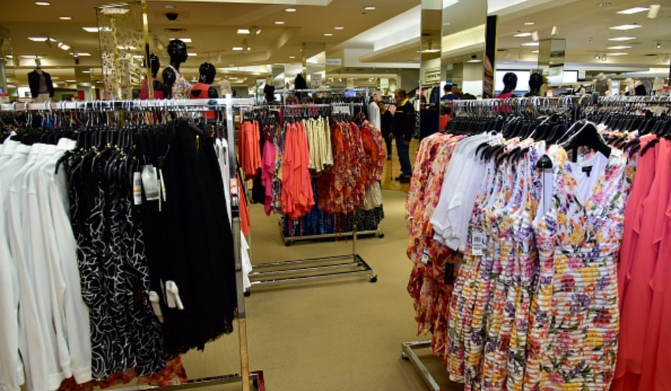 Afroamericano golpea sin piedad a hombre blanco en Macy’s (2 VIDEOS) featured image