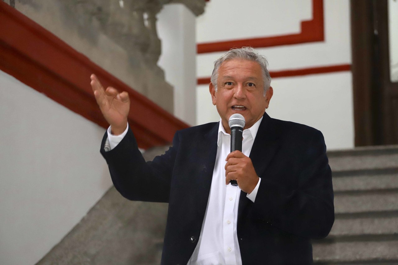 AMLO presenta convocatoria para Constitución moral y explotan los memes