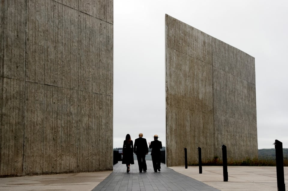 Trump dice que Memorial del 11S renovó su determinación para construir muro fronterizo con México
