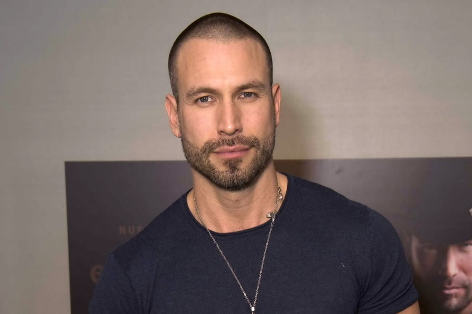 Tras rumores de que estaba grave de salud, por fin reaparece Rafael Amaya en el lugar menos esperado (VIDEO)