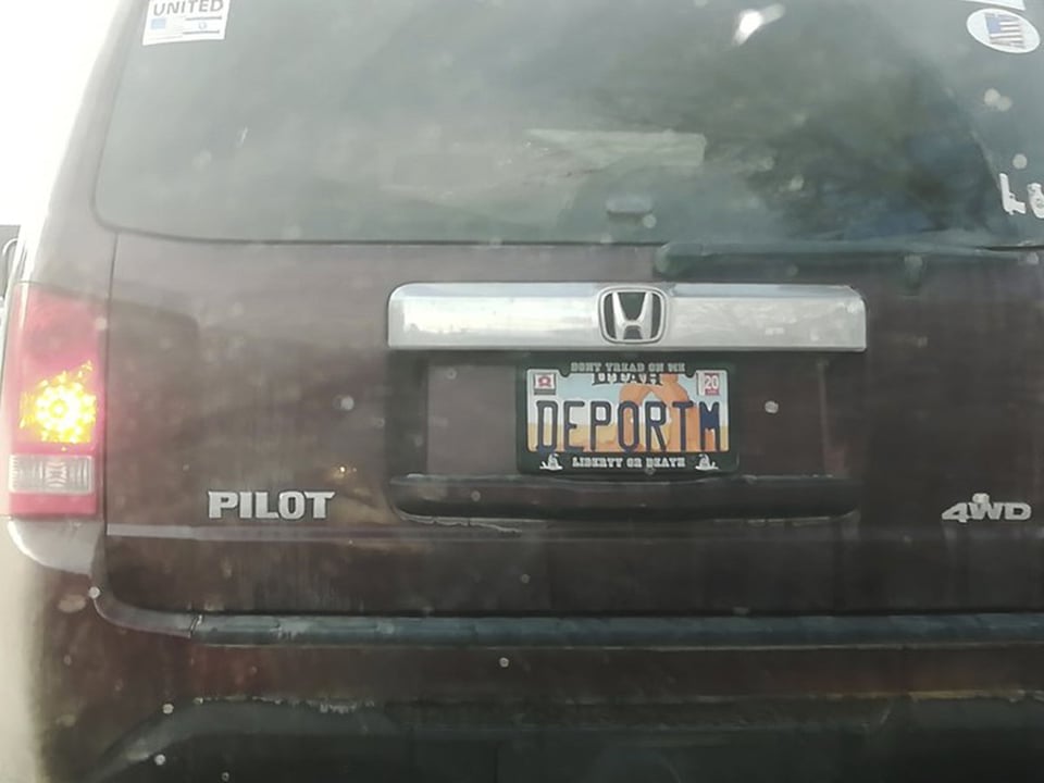 Utah busca placas personalizadas tras escándalo por frase ‘deportar’ en una de ellas featured image