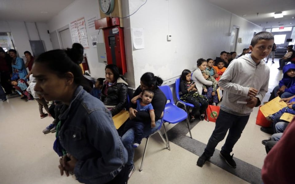 Gobierno de EE.UU. se opone a liberar a familias migrantes