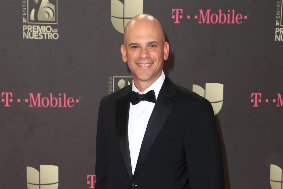 Dr. Juan Rivera sorprende a todos al quitarse la bata y enseñar sus abdominales (FOTO)